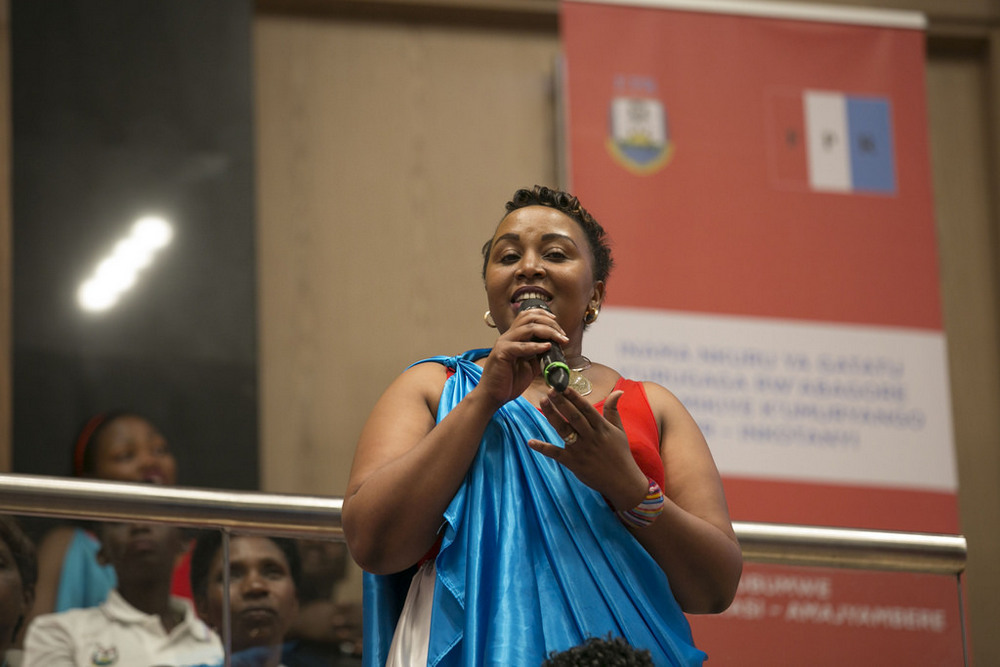 Uwanyirigira Consolée wari waturutse mu Karere ka Muhanga atanga ibitekerezo