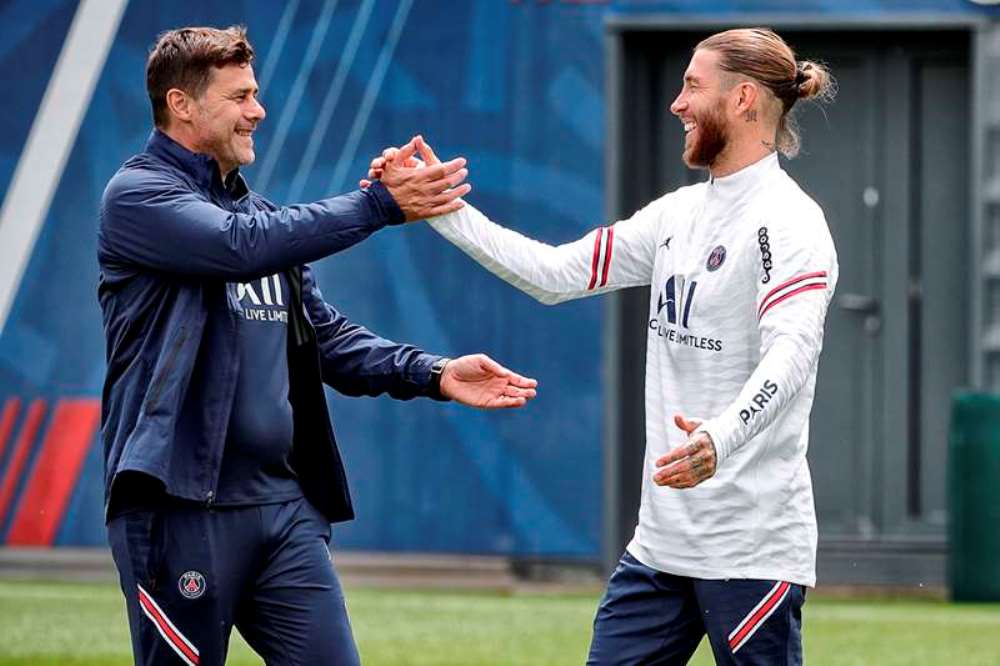 Umutoza wa PSG, Mauricio Pochettino, asuhuzanya na Sergio Ramos witabiriye imyitozo ya mbere