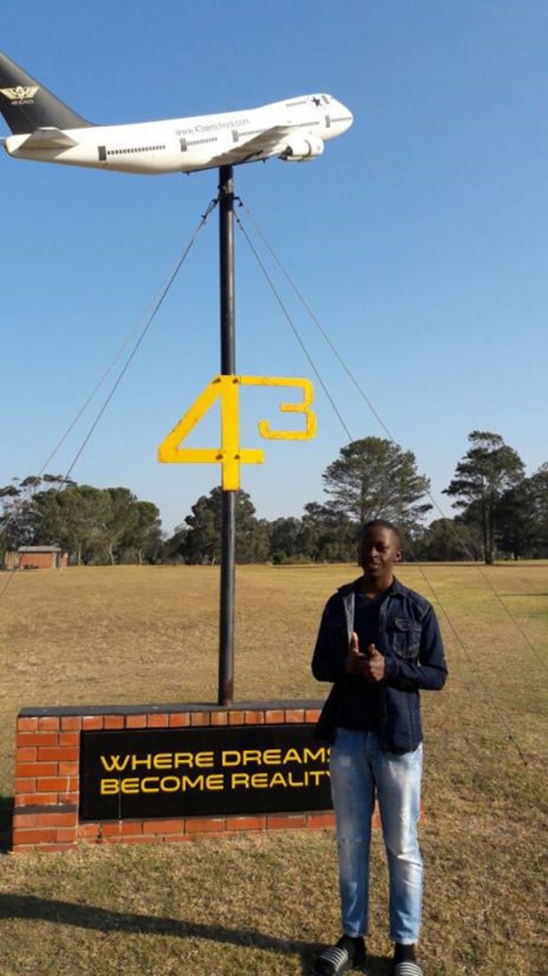 Mwezi yatangaje ko icyifuzo cyo gutwara indege yakigize ku myaka 11, ubwo yakundaga kwitegereza indege zigwa, zinaguruka