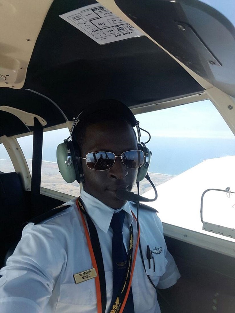 Jean Vladmir Mwezi Huriro, yashyizeho agahigo ko kuba Umunyarwanda wa mbere muto uhawe icyemezo cyo gutwara indege zo mu bwoko bwa Boeing 737-800NG