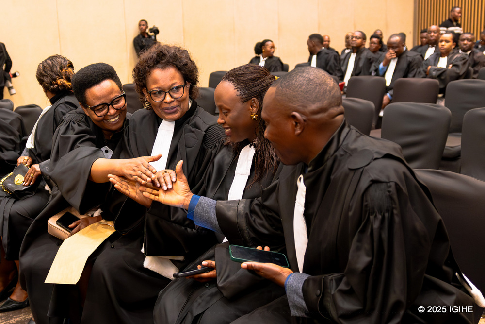 Me Edda Mukabagwiza wabaye Minisitiri w'Ubutabera (uwa kabiri uhereye ibumoso) na we yinjiye mu mwuga w'ubwavoka