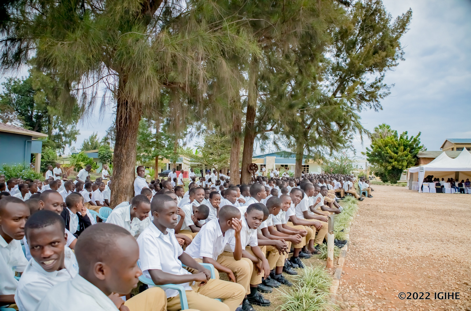 Bamwe muri aba banyeshuri bavuze ko byari ibyishimo kubona bakuru babo bize muri iki kigo bagaruka kugisura