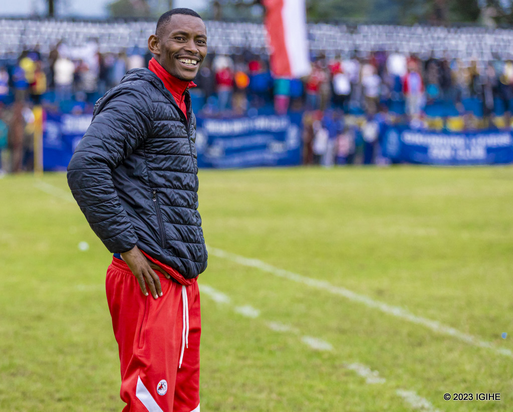 Mugiraneza Jean Baptiste 'Migi' uri mu batoza ba Musanze FC, yarebye imyitozo ya nyuma ya Rayon Sports ku wa Gatandatu, umunsi ubanziriza umukino