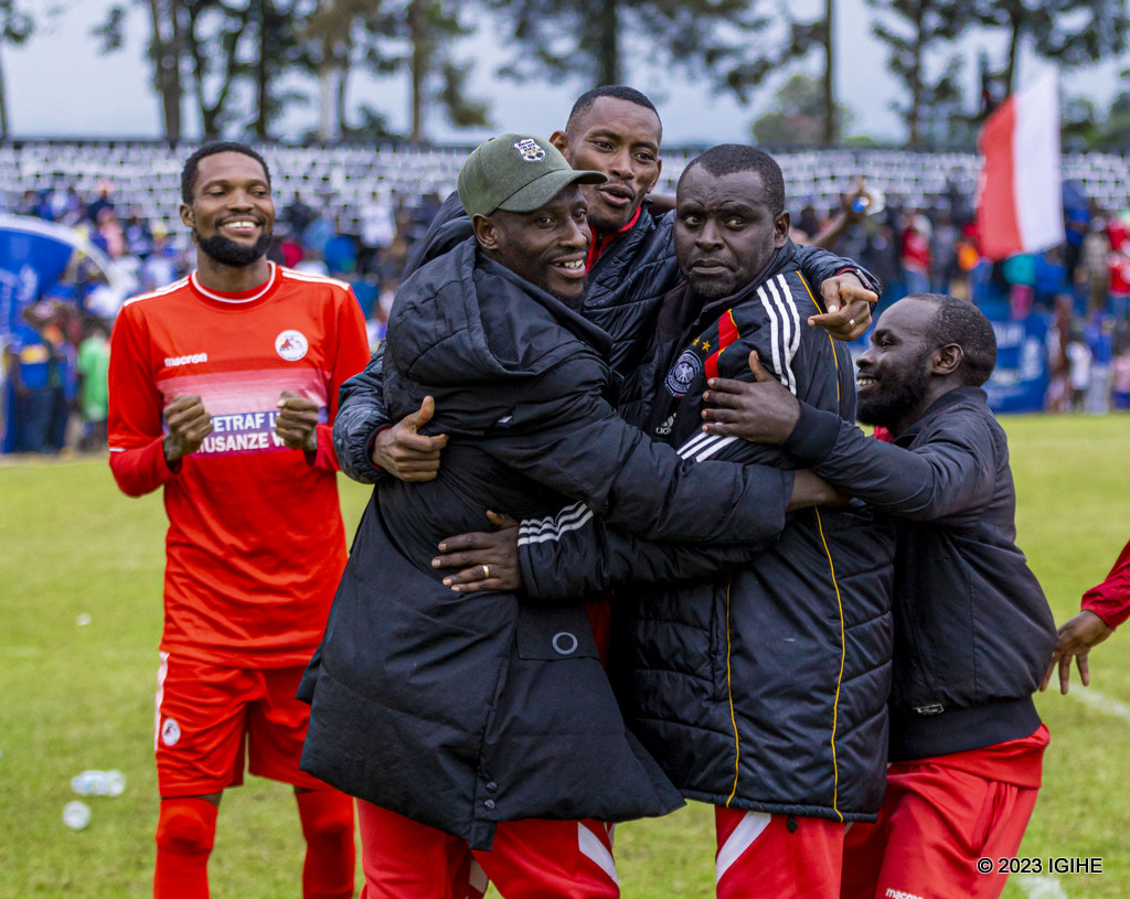 Migi n'abatoza bagenzi be muri Musanze FC, bishimira intsinzi ubwo umukino wari urangiye