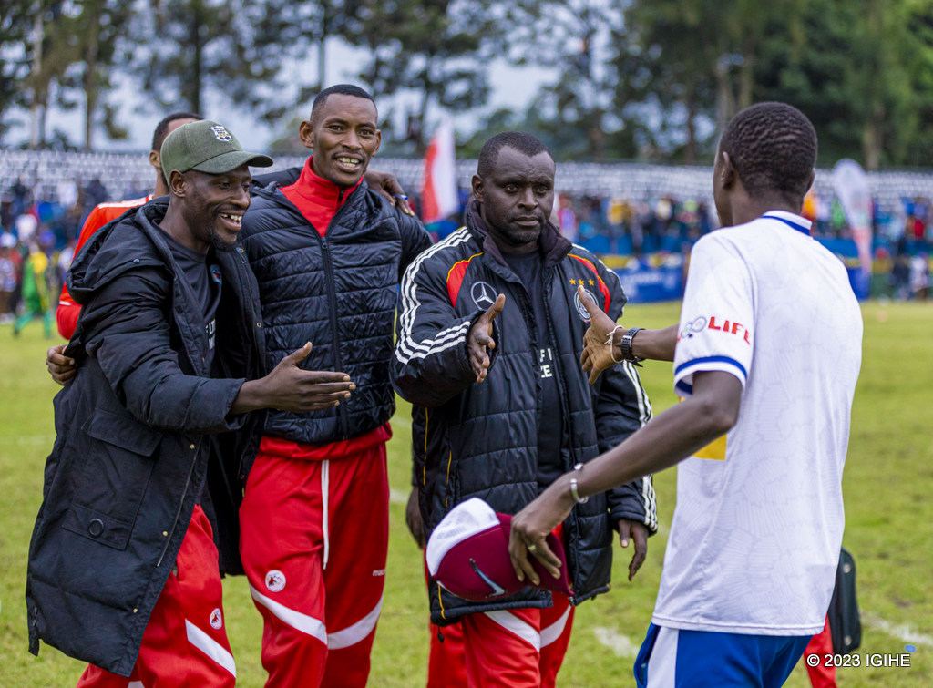 Mohamed Wade wasigaranye na Rayon Sports, asuhuzanya na Habimana Sosthène utoza Musanze FC ubwo umukino wari urangiye