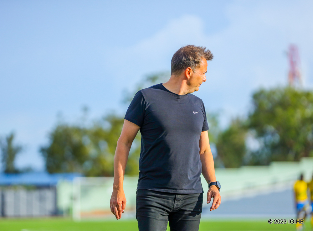 Ubwo Ferrer yasohokaga mu kibuga agana mu rwambariro yasubije amaso inyuma ategereza Team Manager w'Amavubi, Rutayisire Jackson wari umuzaniye ubutumwa bujyanye n'umukinnyi Muhire Kevin