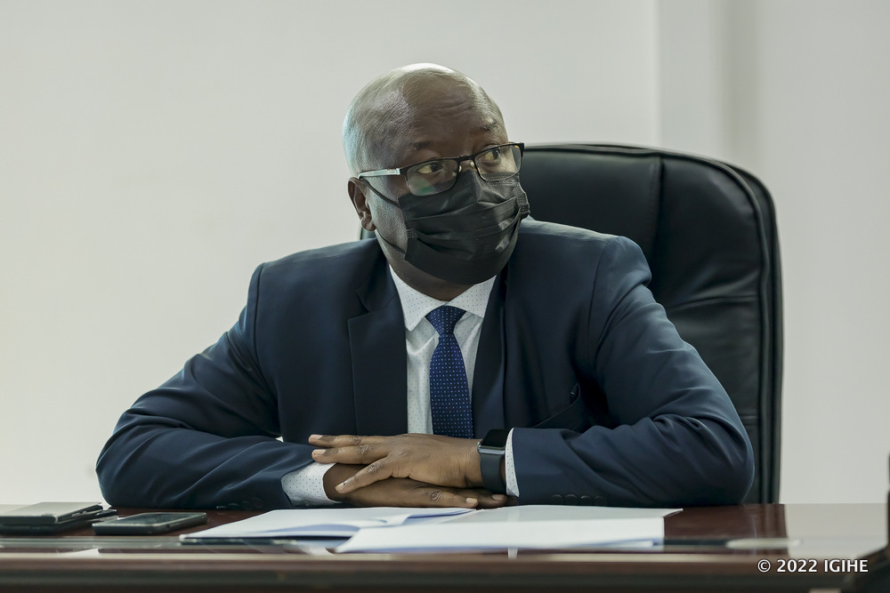 Umunyamabanga Mukuru w’Urwego rw’Igihugu rw’Ubugenzacyaha, RIB, Rtd Col Jeannot Ruhunga, mu bitabiriye igikorwa cyasinyiwemo amasezerano
