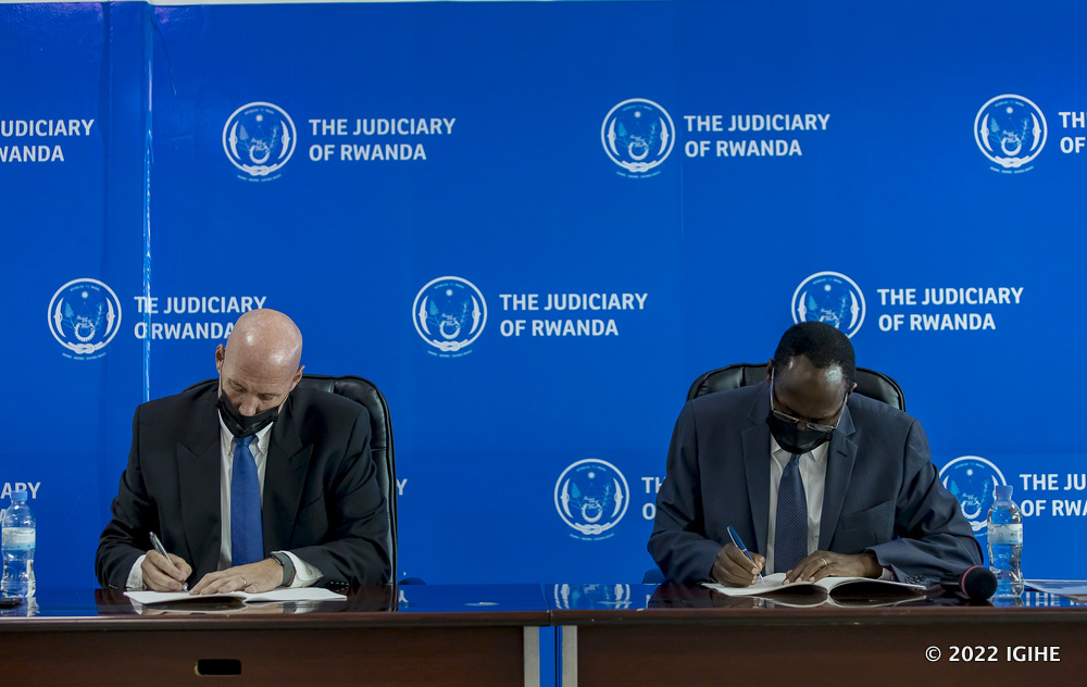 Perezida w’Urukiko rw’Ikirenga, Dr Faustin Ntezilyayo na Scott F. Leist wari uhagarariye Kaminuza ya Pepperdine ni bo bashyize umukono kuri aya masezerano azamara imyaka itanu