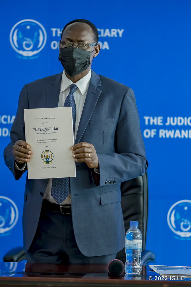 Perezida w’Urukiko rw’Ikirenga, Dr Faustin Ntezilyayo, yerekana amasezerano yari amaze gushyiraho umukono