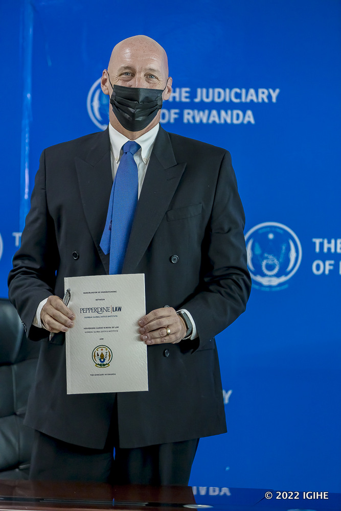 Scott F. Leist wari uhagarariye Kaminuza ya Pepperdine yari afite akanyamuneza nyuma yo gusinya amasezerano
