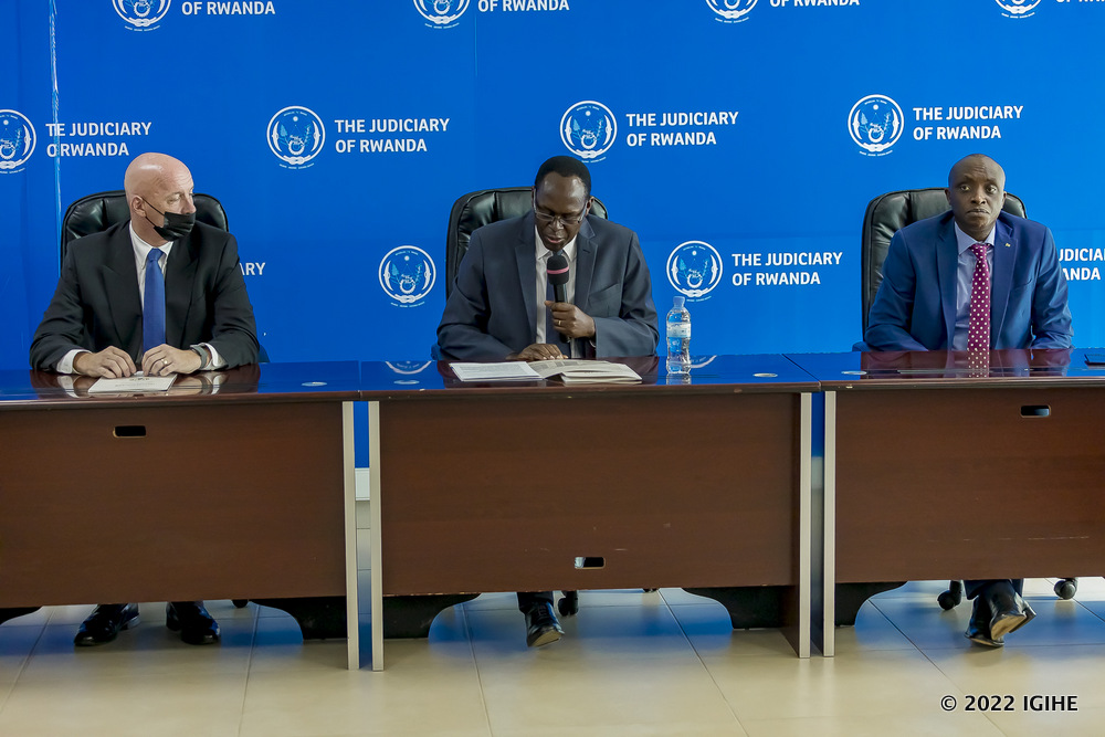 Uhereye ibumoso ni Scott F. Leist wari uhagarariye Kaminuza ya Pepperdine; Perezida w’Urukiko rw’Ikirenga, Dr Faustin Ntezilyayo n'Umushinjacyaha Mukuru, Havugiyaremye Aimable