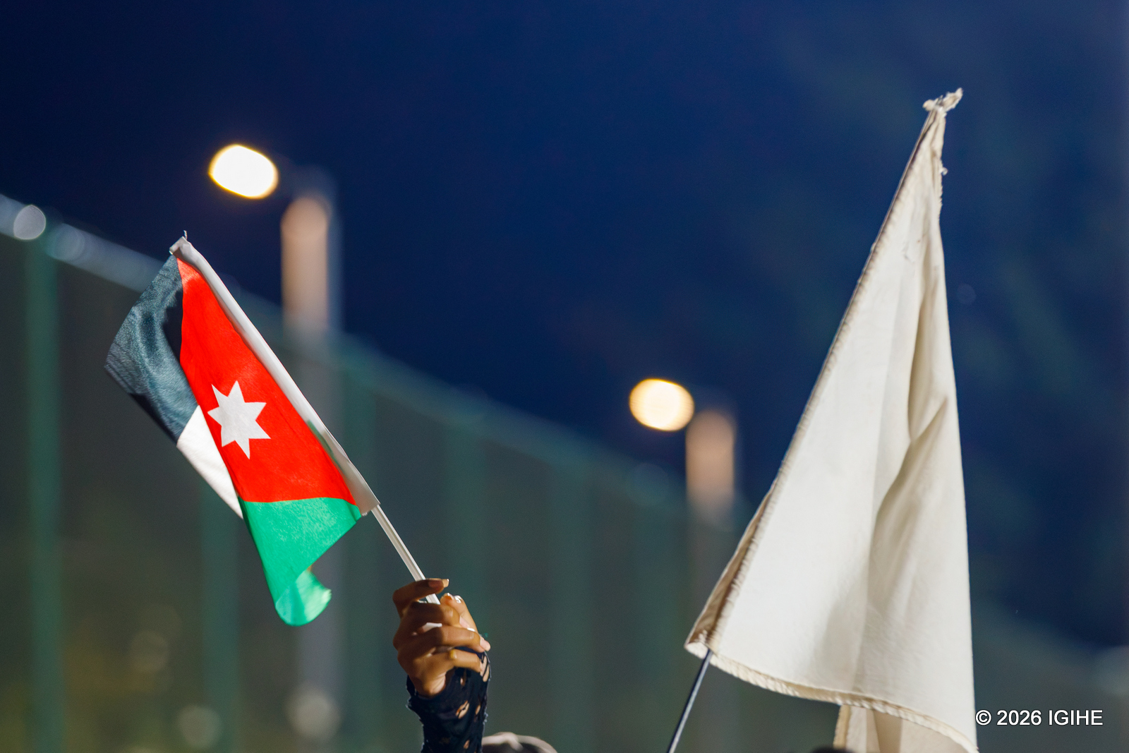 Saddam Alaya aba afite ibendera ry'umweru nk'ikimenyetso cy'amahoro
