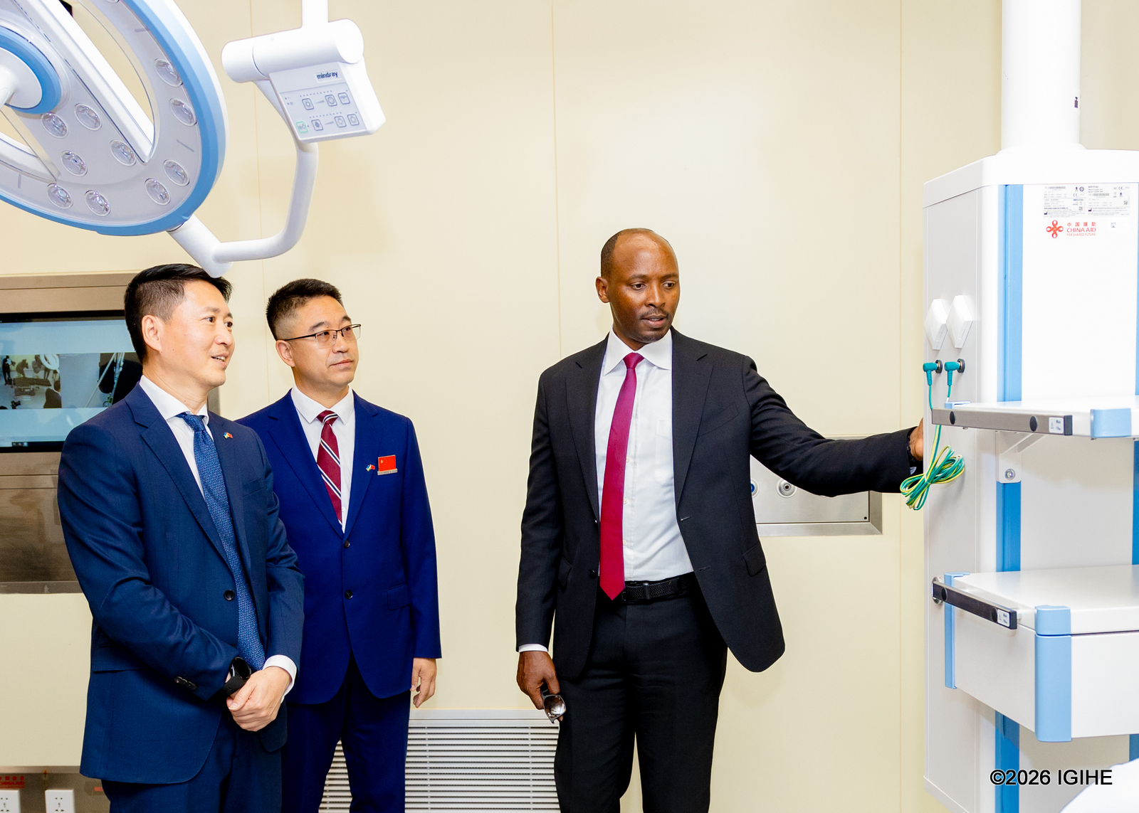 Ambasaderi w’u Bushinwa mu Rwanda, Gao Wenqi, na Minisitiri w'Ubuzima, Dr. Sabin Nsanzimana batemberejwe ahari imashini zitandukanye zizavurirwamo abarwayi