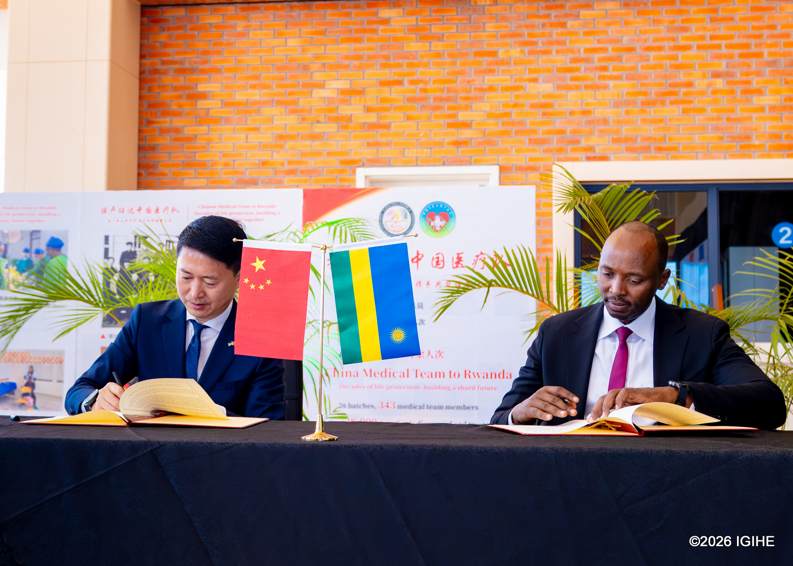Minisitiri w'Ubuzima, Dr. Sabin Nsanzimana na Ambasaderi w’u Bushinwa mu Rwanda, Gao Wenqi, basinya ku nyandiko yo guhererekanya ibitaro