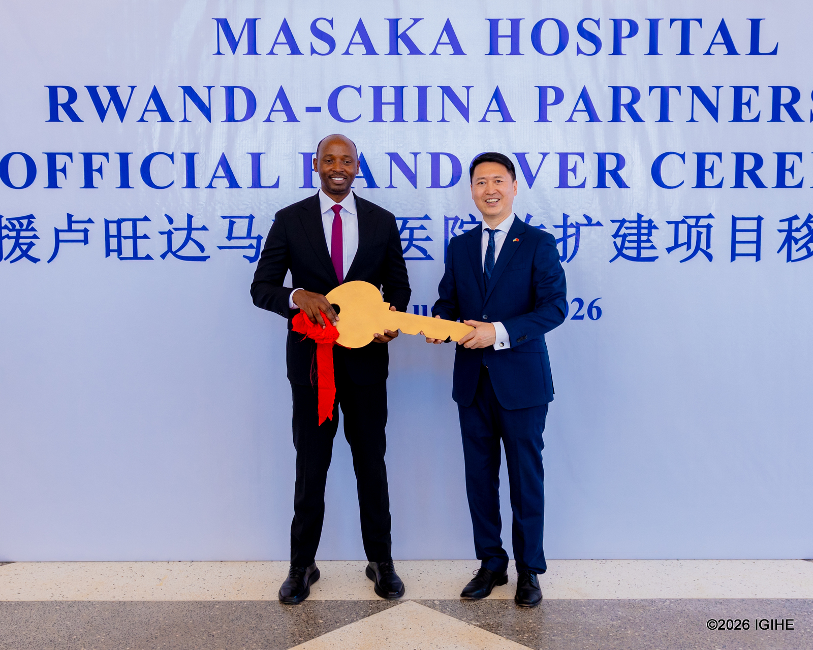 Ambasaderi w’u Bushinwa mu Rwanda, Gao Wenqi, yashyikirije Minisitiri w'Ubuzima, Dr. Nsanzimana Sabin urufunguzo rugaragaza ko u Rwanda ruhawe ibitaro bishya CHUK izimukiramo