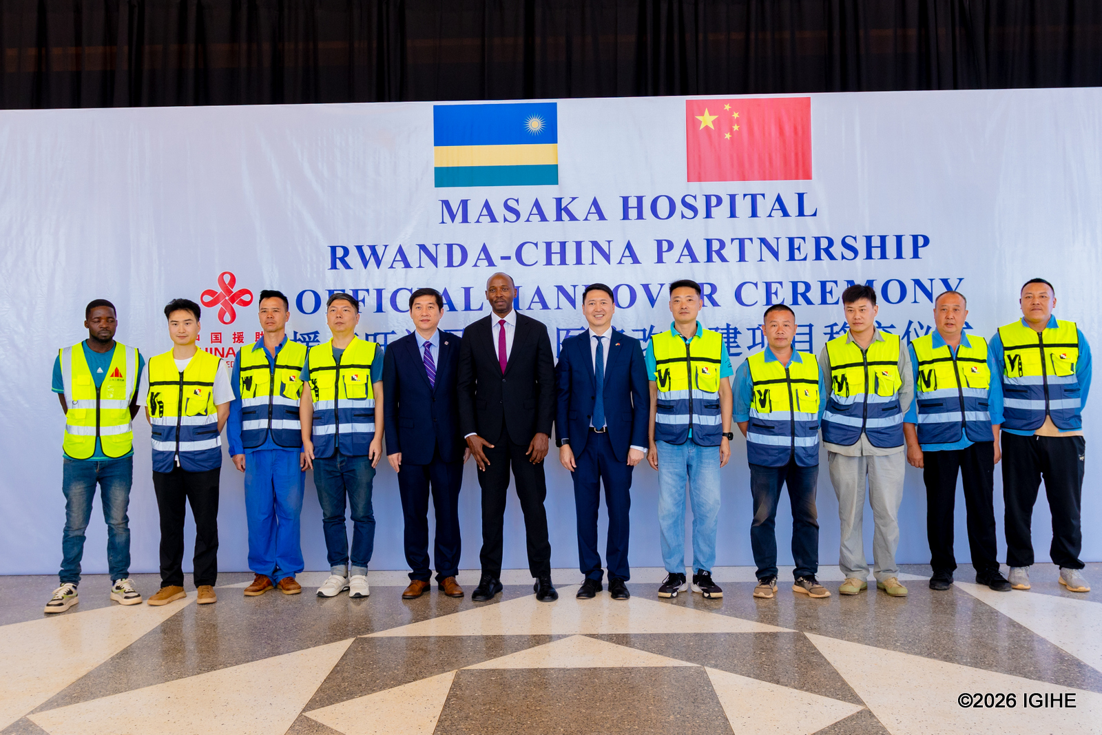 Ambasaderi w’u Bushinwa mu Rwanda, Gao Wenqi, na Minisitiri w'Ubuzima, Dr. Sabin Nsanzimana n'abagize uruhare mu kubaka ibitaro bishya CHUK izimukiramo