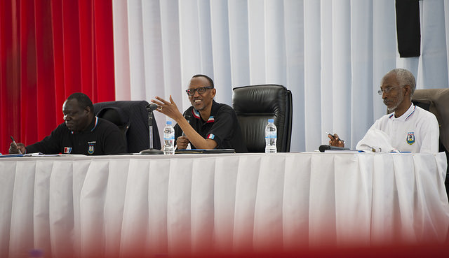 Mu gihe cy'ibiganiro, Perezida Paul Kagame yicaranye n'Umunyamabanga Mukuru wa RPF Francois Ngarambe ndetse n'Umuyobozi Mukuru w'uyu muryango wungirije Bazivamo Christophe