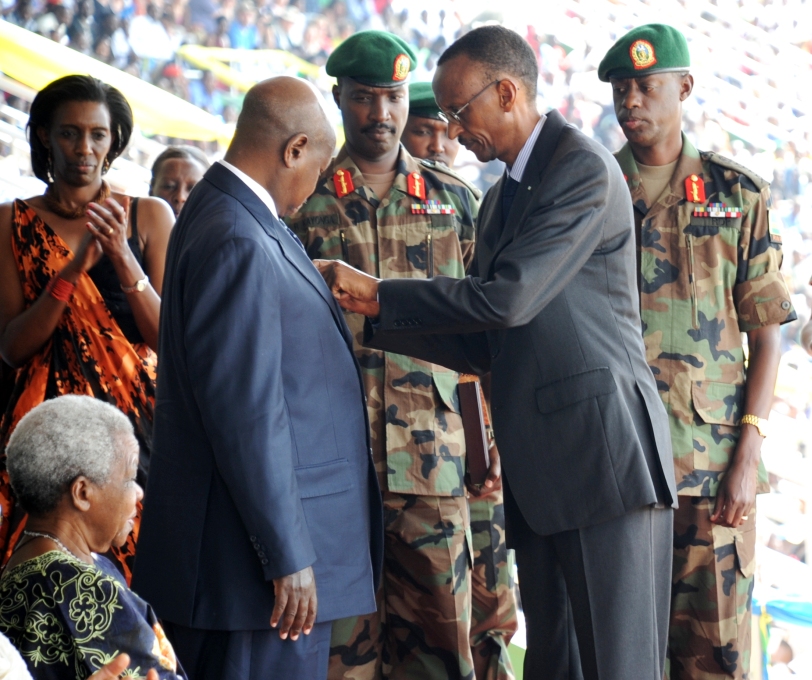 Perezida Museveni yambikiwe imidali i Kigali, ku wa 4 Nyakanga 2009