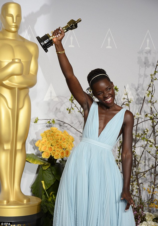 Lupita yishimiye igihembo yahawe