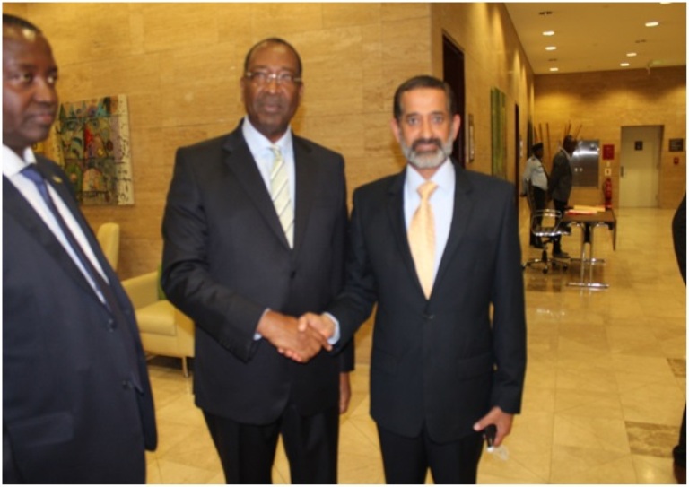 Ambasaderi w’u Rwanda muri Angola, Alfred Gakuba Kalisa ari kumwe n'Ambasaderi wa Leta Zunze Ubumwe za Abarabu, Khalid Salem Almheiri