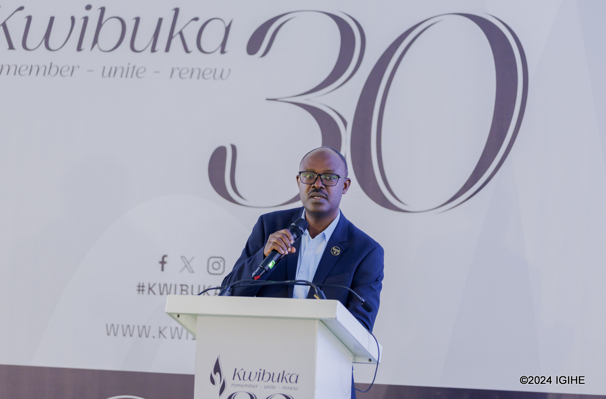 Perezida wa IBUKA, Dr Gakwenzire Philbert yashimiye byimazeyo RSSB itarahwemye kuba hafi no gufasha abarokotse Jenoside yakorewe Abatutsi mu 1994 ikanakurikirana uko inkunga yatanze iri gufasha