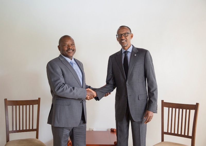 Perezida Kagame w'u Rwanda na Nkurunziza muri Gicurasi 2015 bahuriye ku i Taba mu Karere ka Huye