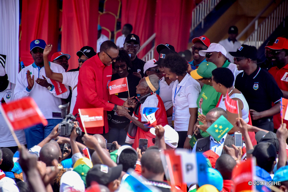 N'abageze mu zabukuru bashyigikiye Perezida Kagame. Aha ni ku wa 16 Nyakanga 2017 ubwo yiyamamarizaga i Nyamagabe