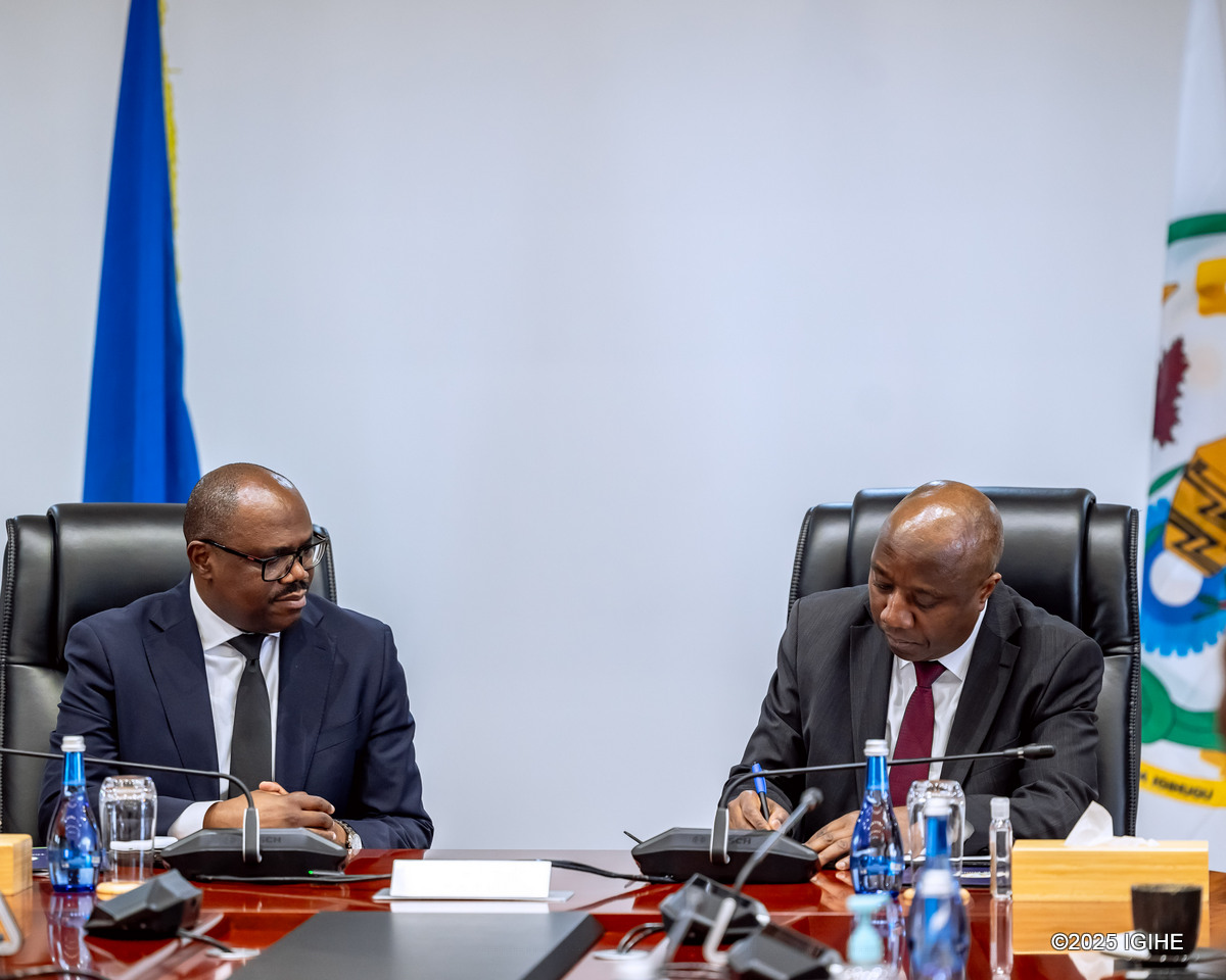 Dr Ngirente Edouard (iburyo) asinya ku nyandiko y'ihererekanyabubasha
