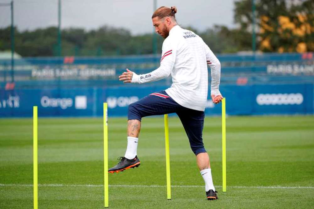 Ramos mu mwambaro w'imyitozo wa PSG ufite amagambo 'Visit Rwanda' mu mugongo