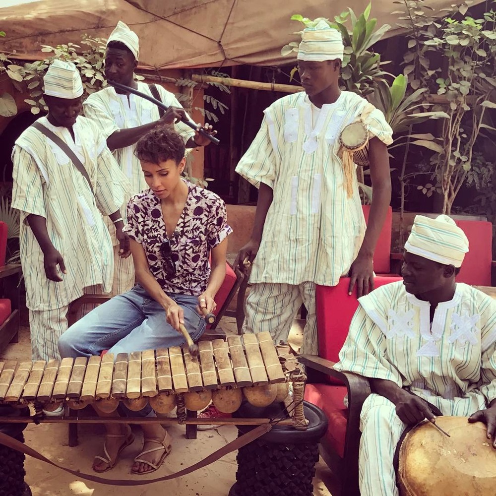Sonia Rolland hano bamwigishaga igicurangisho gakondo cyitwa 'Balafon'