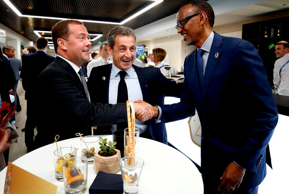 Ubwo yitabiraga umuhango wo gufungura imikino y'Igikombe cy'Isi i Moscou, ku wa 14 Kamena 2018, Perezida Paul Kagame yahuye na Minisitiri w'Intebe w'u Burusiya, Dmitri Medvedev na Nicolas Sarkozy