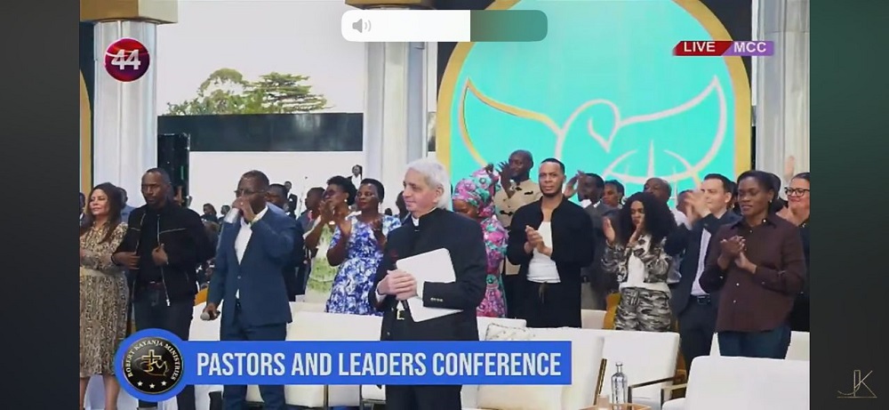 Prophet Nayituriki (Inyuma ku murongo wa kabiri) akunze kugaragara mu myambarire itamenyerewe ku bavugabutumwa