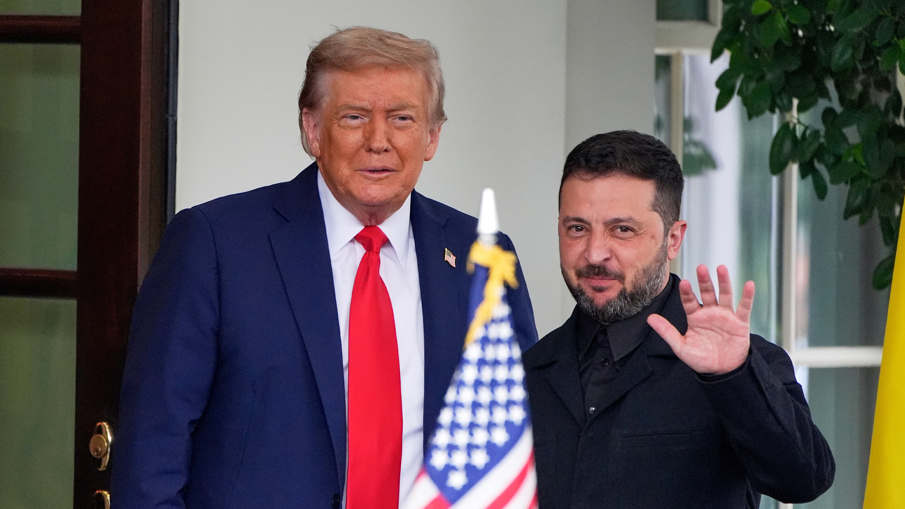 Trump yashimiye Zelenskyy ko noneho yaje yambaye ikoti