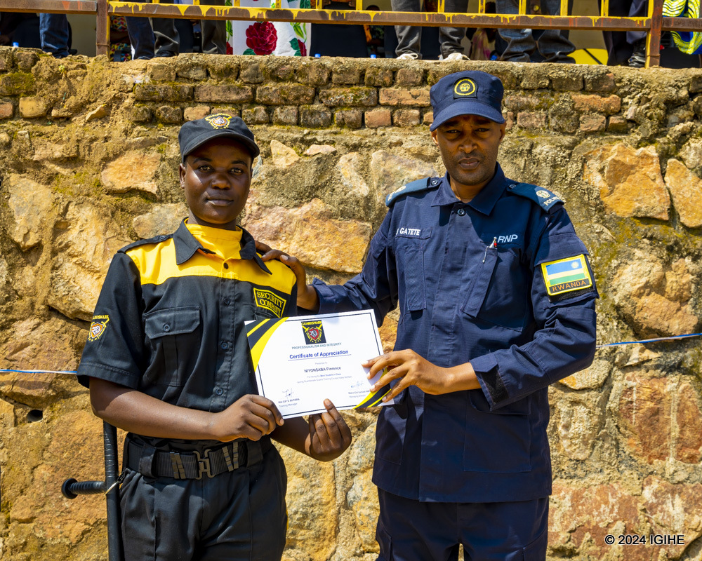 Umuyobozi Mukuru ushinzwe Amahugurwa mu Ishami rya Polisi y’Igihugu rishinzwe Umutekano w’Ibikorwaremezo n’Ibigo byigenga bicunga Umutekano, SP Gatete Bernard atanga impamyabumenyi kuri umwe mu batsinzei
