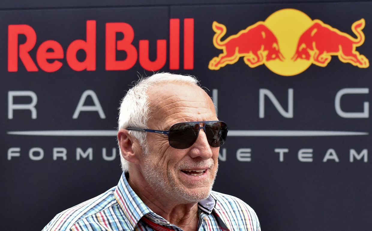Byatahuwe ko mbere y’uko Dietrich Mateschitz uri mu bashinze uruganda rwenga ibyo kunywa rwa Red Bull yitaba Imana, yasize atanze agahimbazamusyi k’Amayero 3000 (arenga miliyoni 3Frw) kuri buri mu kozi wo mu ruganda rwe
