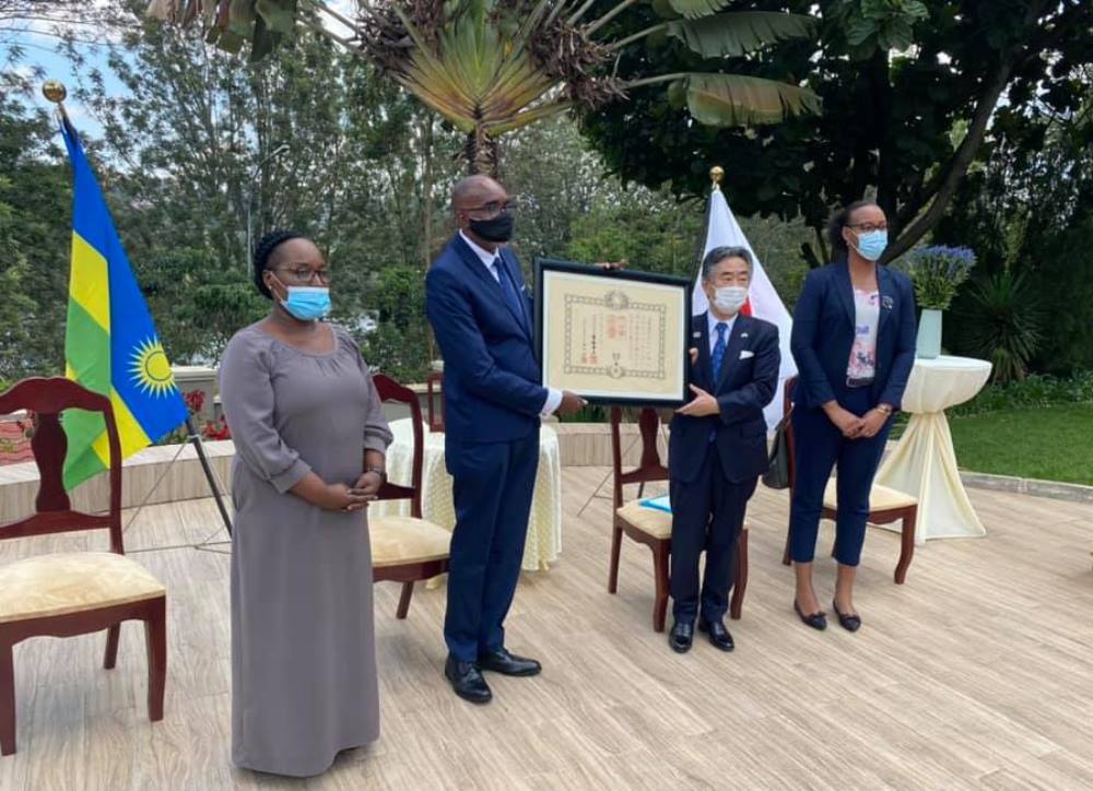 Ambasaderi Masahiro Imai ashyikiriza Uwayo Théogène ishimwe yagenewe n'Umwami w'u Buyapani