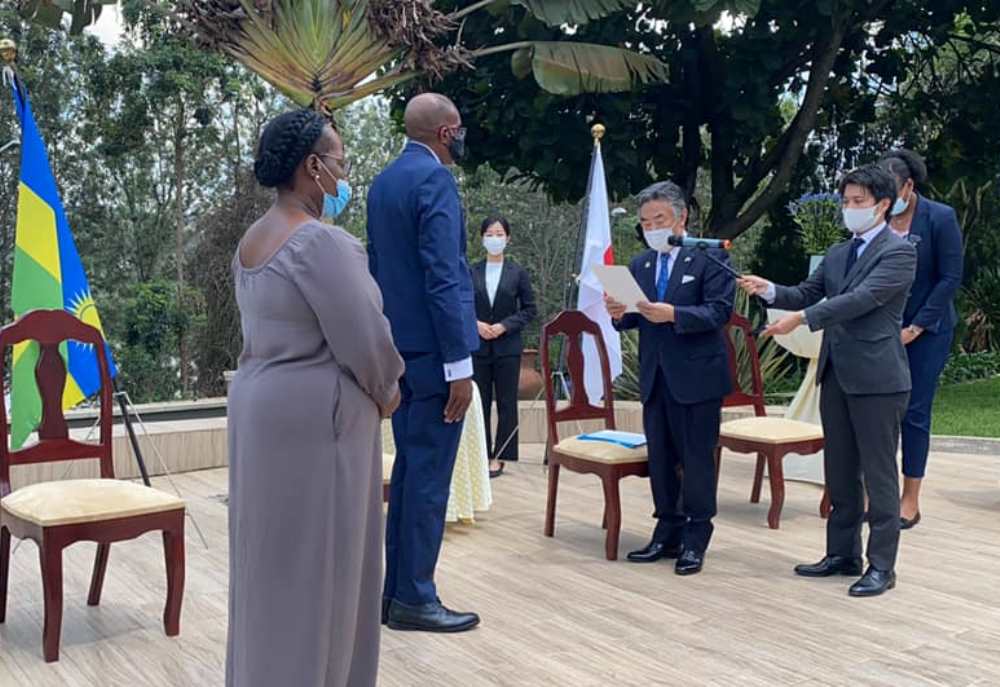 Ambasaderi Masahiro Imai asoma ubutumwa Uwayo Théogène yagenewe n'Umwami w'u Buyapani