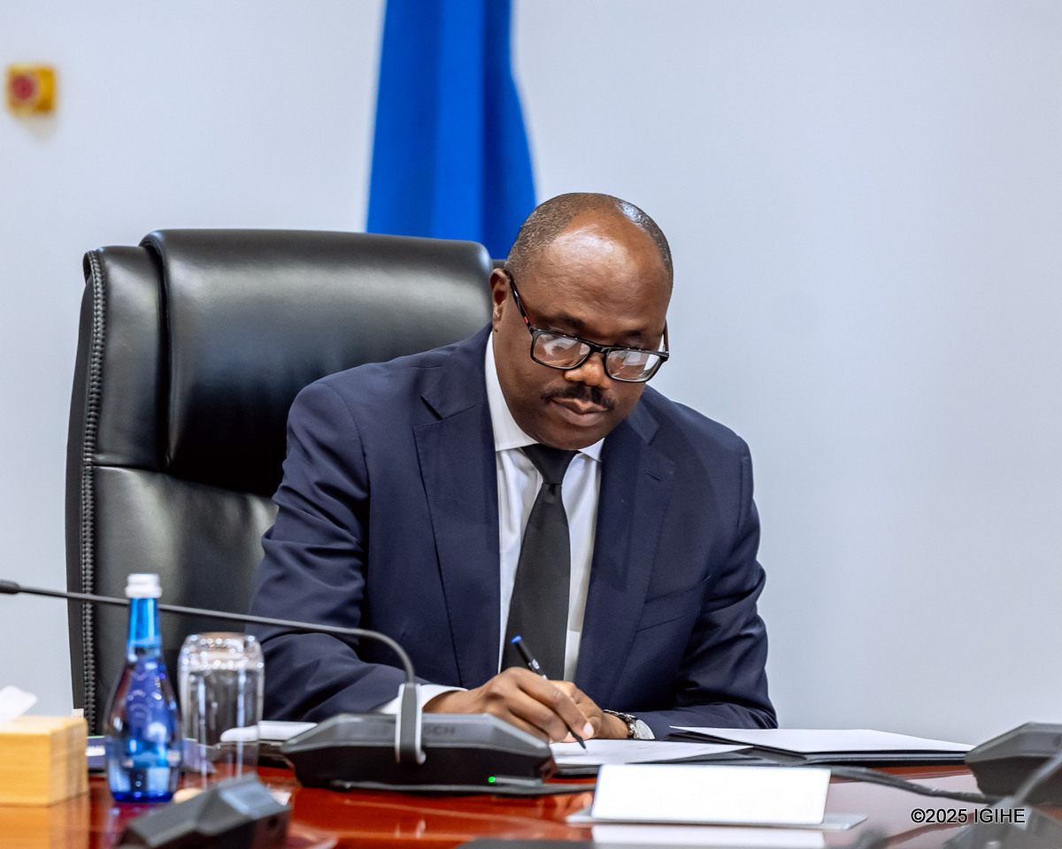 Minisitiri w'Intebe mushya, Dr Justin Nsengiyumva asinya ku nyandiko y'ihererekanyabubasha
