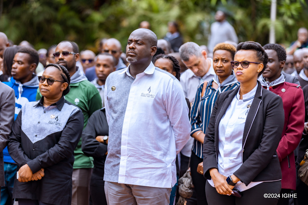 Ku murongo w'imbere uhereye iburyo ni Umunyamabanga wa Leta muri Minisiteri y'Ibikorwaremezo, Eng Uwase Patricie, Umuyobozi w'Ikigo cy'Igihugu gishinzwe Ingufu, REG cyahawe Armand Zingiro ndetse n'Umuyobozi w'Inama y'Ubutegetsi, Dr. Didacienne Mukanyiligira