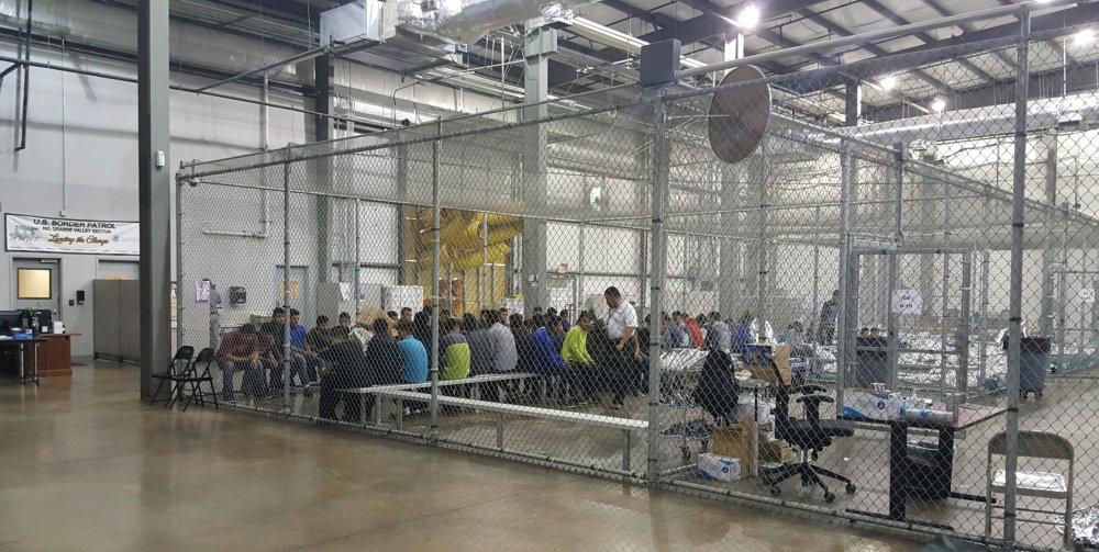 Mu kigo cya McAllen muri Leta ya Texas muri Leta Zunze Ubumwe za Amerika, impunzi n'abimukira baba bafashwe nk'imfungwa bitewe n'aho batuzwa