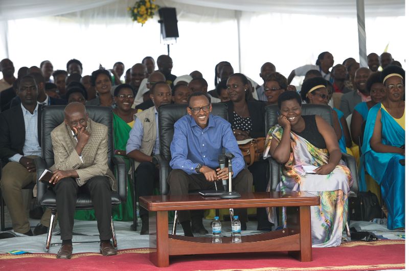 Perezida Kagame aherutse no gusura abatuye Nyamasheke mu kwezi gushize