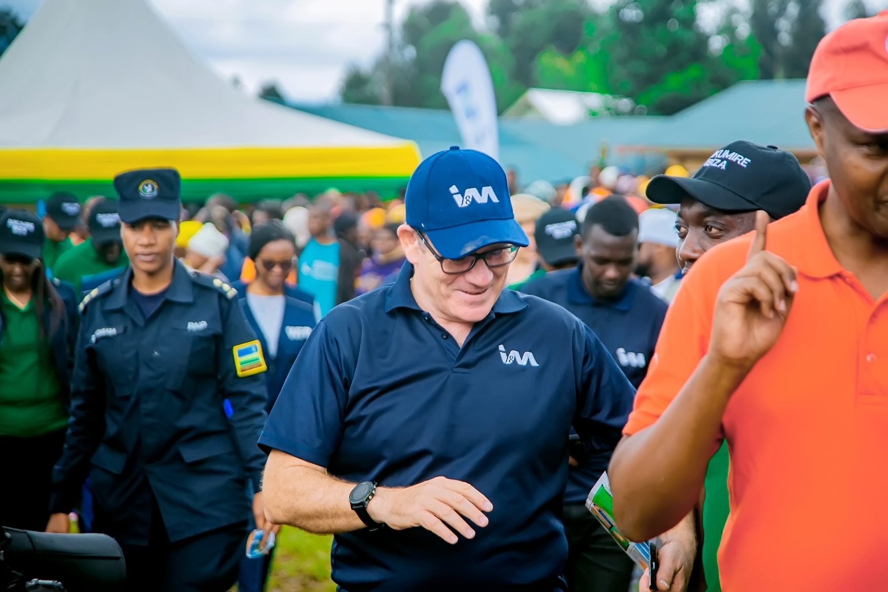 Umuyobozi wa I&M Bank, Robin Bairstow yishimana n'abaturage nyuma y'umuganda