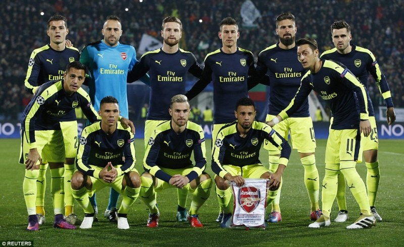 Abakinnyi umutoza Arsene Wenger yari yabanje mu kibuga