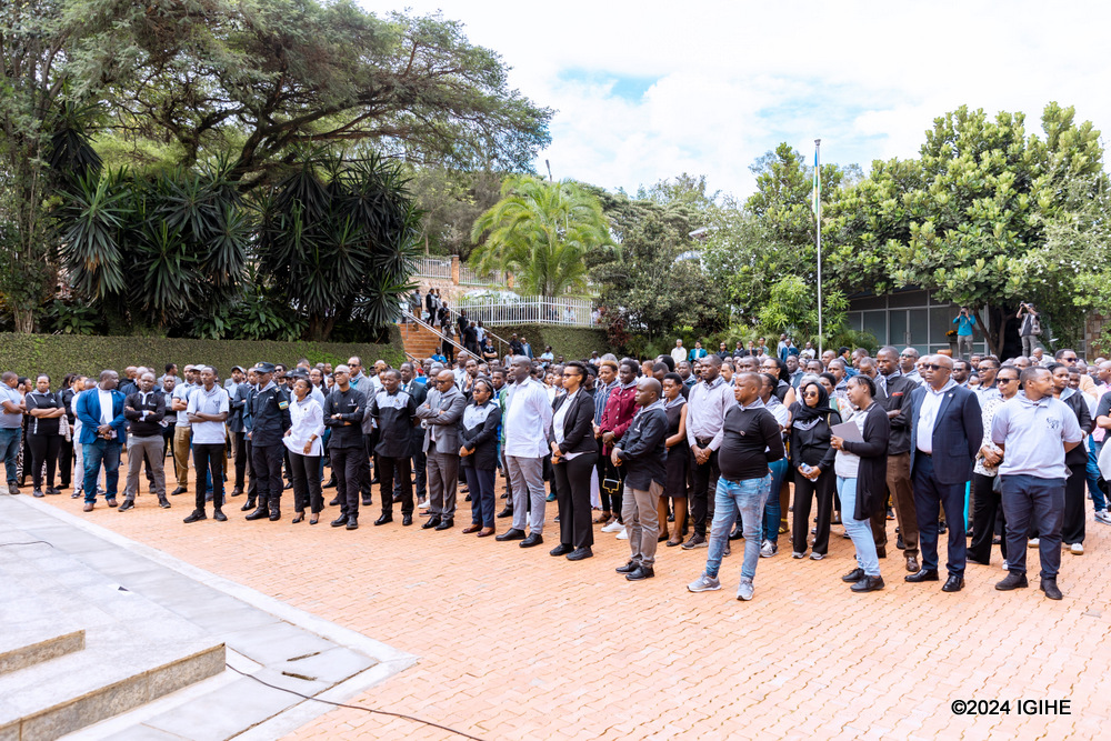 Aha abakozi ba REG, WASAC Group, abo mu nzego za leta zitandukanye bari bageze ku Rwibutso rwa Jenoside rwa Kigali ruri ku Gisozi