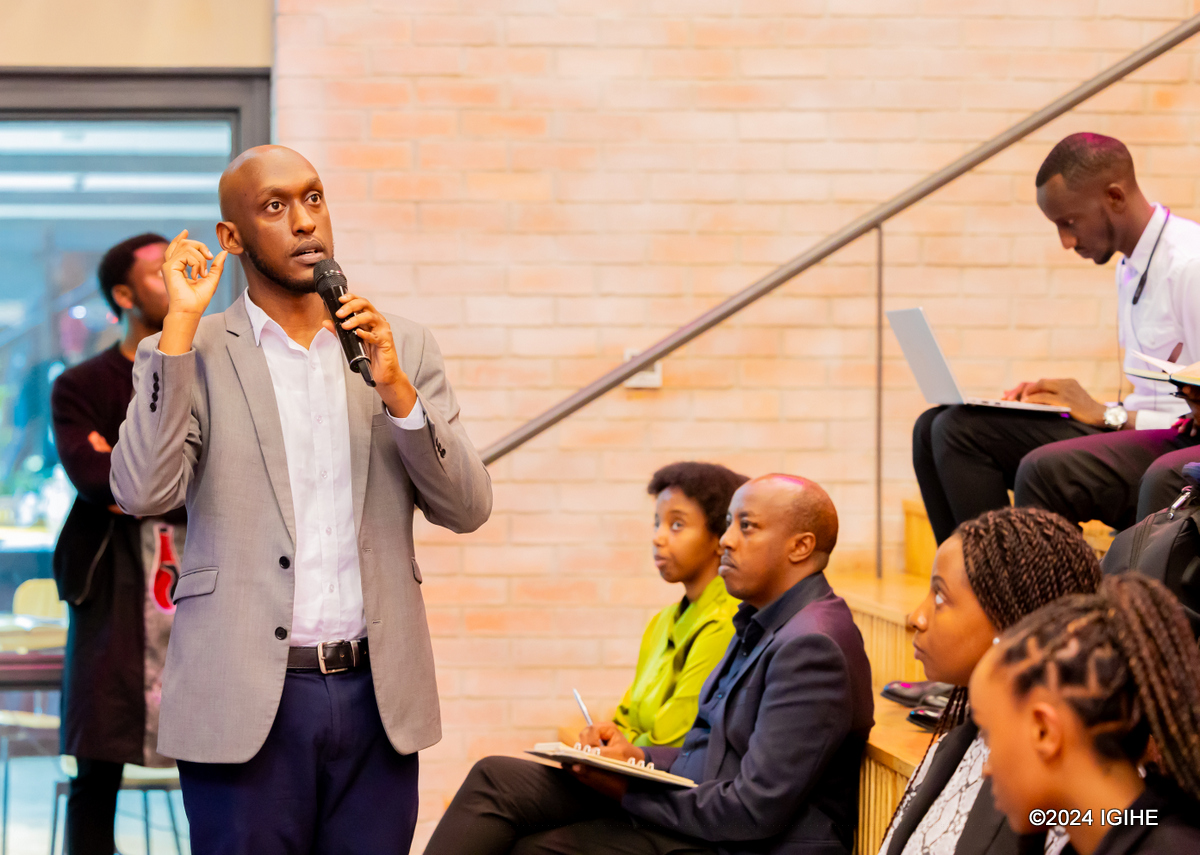 Umuyobozi muri BPR Bank Rwanda Plc ushinzwe guteza imbere imishinga mito n’iciriritse, Arsene Ibambasi aganiriza ba rwiyemezamirimo bakorera muri Norrsken Kigali