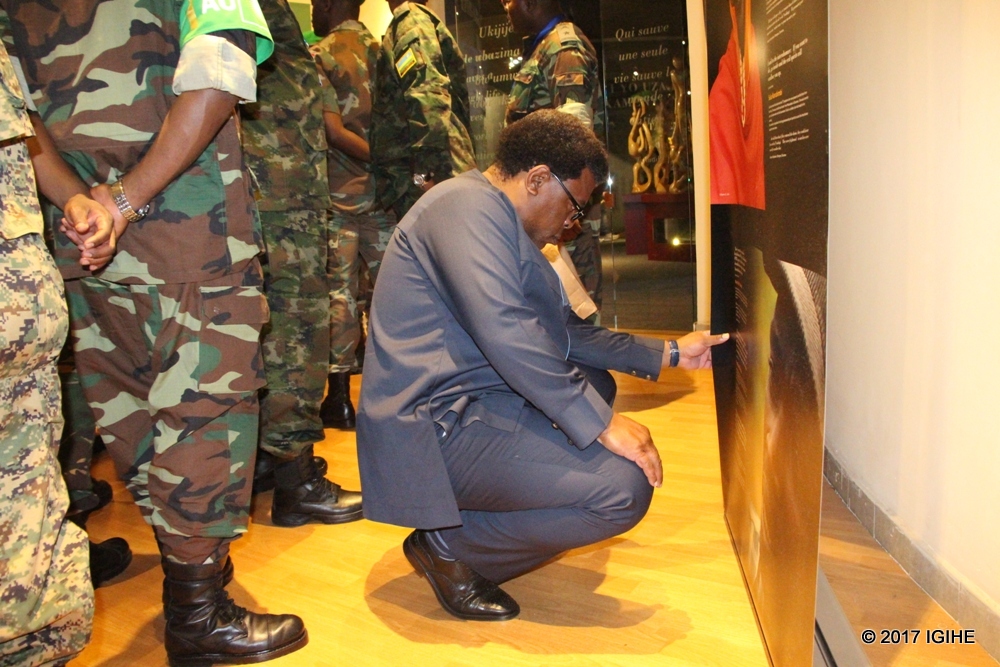 Sivuyile Bam yitegereza bimwe mu biranga Jenoside yakorewe Abatutsi bigaragara mu rwibutso rwa Gisozi