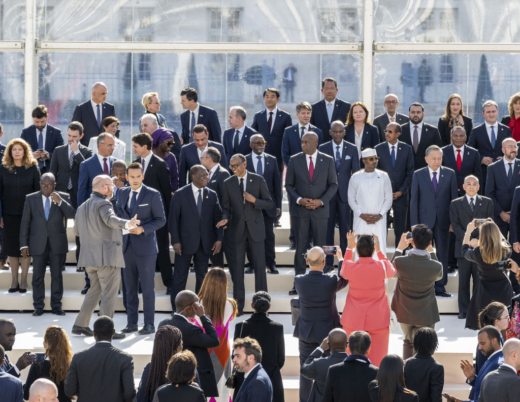 Perezida Kagame n'abandi bakuru b'ibihugu ubwo biteguraga gufata ifoto y'urwibutso