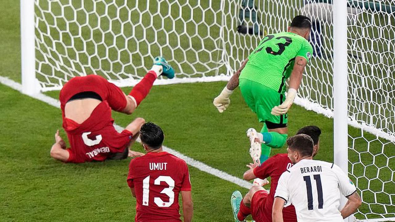 Demiral yitsinda akoresheje igituza nyuma yo kunanirwa kuzibira umupira wari uhinduwe na Berardi