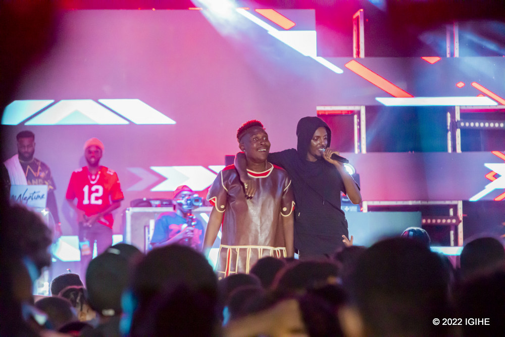 Bushali yongeye gushimangira ko ari inkingi ikomeye muri Hip hop Nyarwanda. Aha yari kumwe na Juno Kizigenza