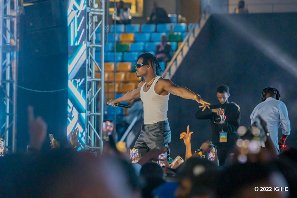 LadiPoe yageze aho akuramo ikote yari yambaye, asigarana isengeri